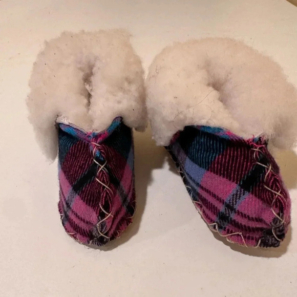 Handmade 0-3 month baby slippers - Picture 1 of 2